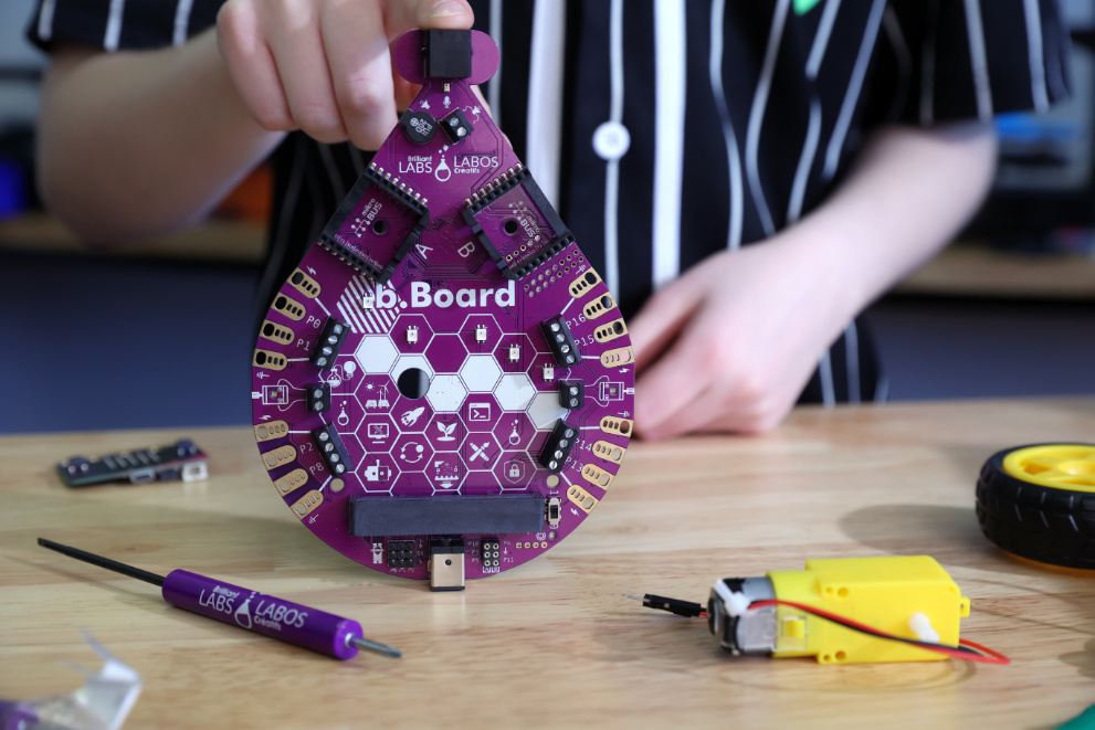 b.Board debout sur un bureau